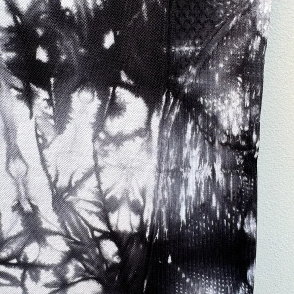 Peach leggings with compression at waist and sides. Size M. Black & white marble - Picture 3 of 7